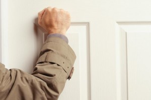 Man-knocking-on-door